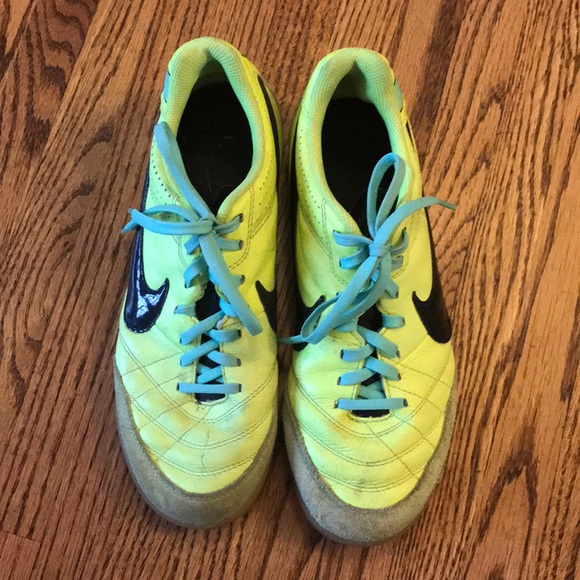 Nike indoor soccer shoe/ court shoe - Picture 2 of 5